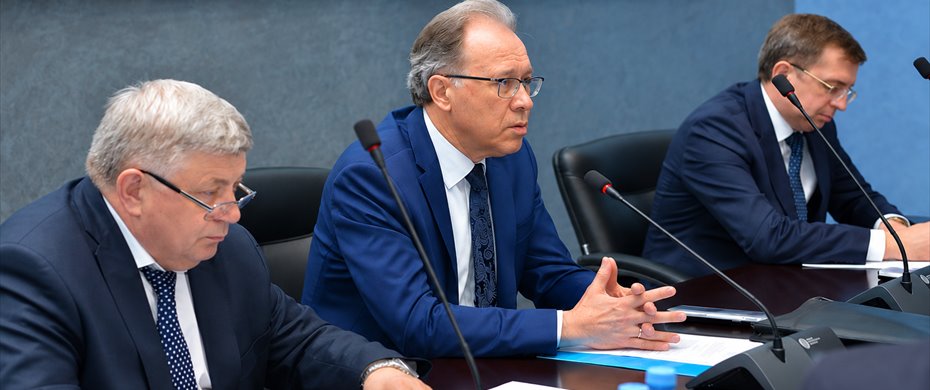 Руководители предприятия на совещании