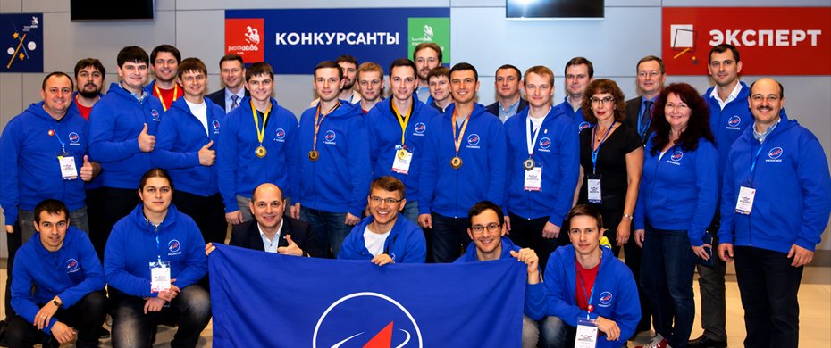 Команда предприятия с наградами отраслевого чемпионата
