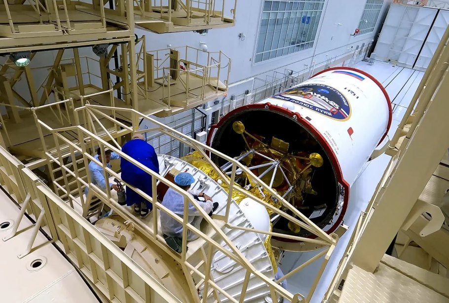Головной обтекатель ракеты-носителя перед сборкой