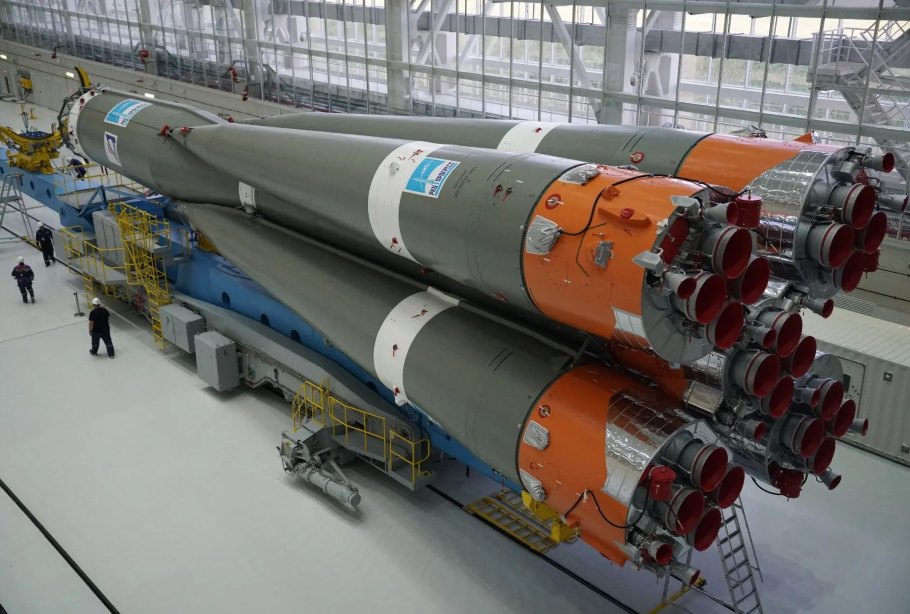 Блоки ракеты-носителя в монтажно-испытательном корпусе