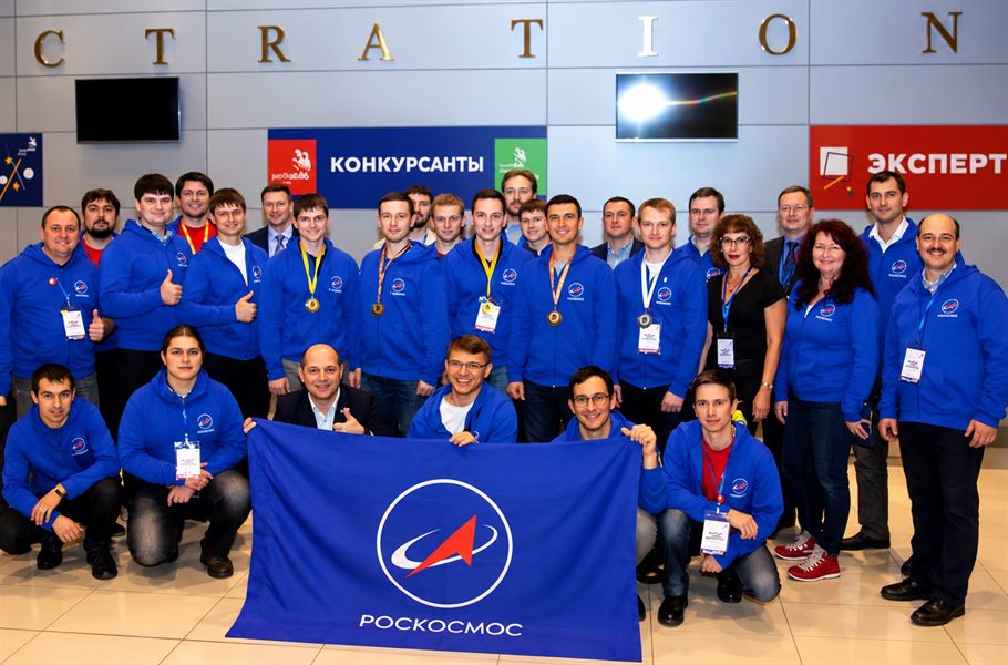 Команда предприятия с флагом Роскосмоса на отраслевом чемпионате