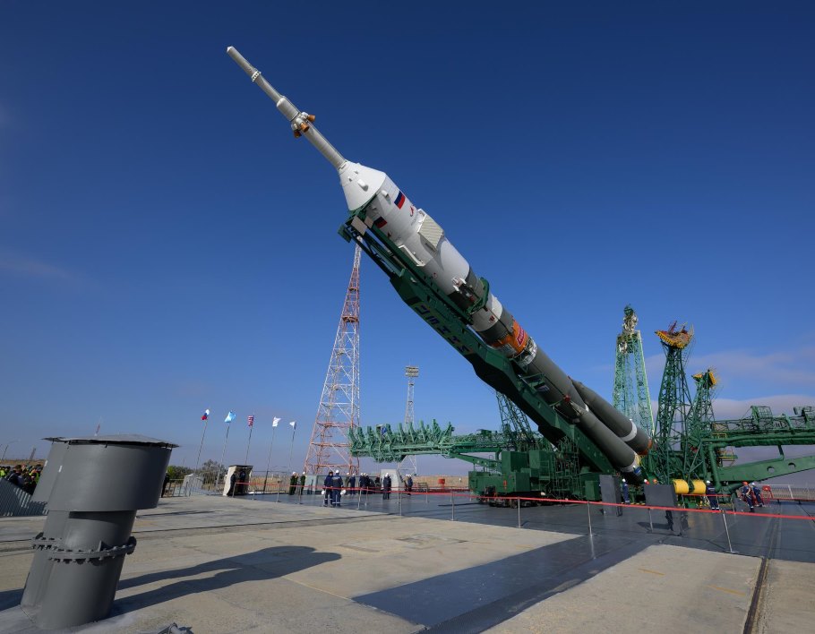 Установка ракеты-носителя на стартовый стол