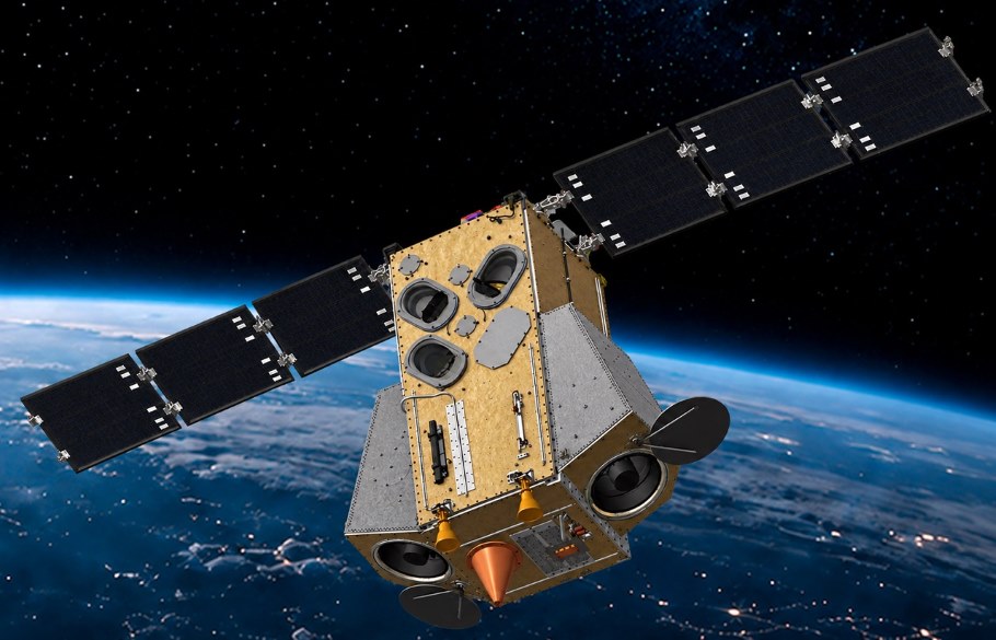 Малый космический аппарат «АИСТ-2Т» над ночной стороной Земли