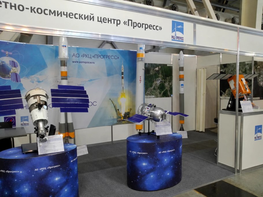 Выставочный стенд АО «РКЦ «Прогресс» с макетами ракет-носителей