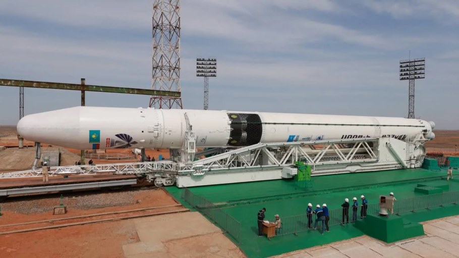 Ракета-носитель на транспортно-установочном агрегате у стартового комплекса