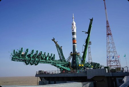 Ракета-носитель на стартовом комплексе с раскрытыми фермами обслуживания