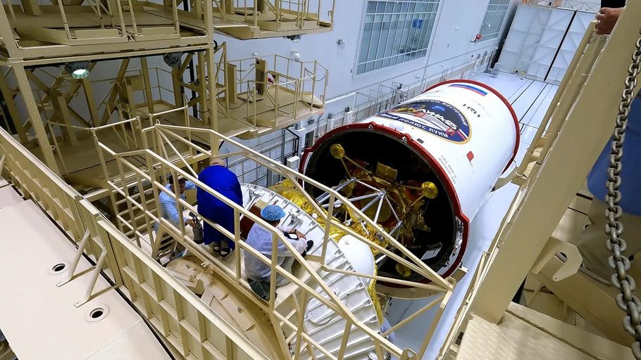 Сборка блоков ракеты-носителя в монтажно-испытательном корпусе
