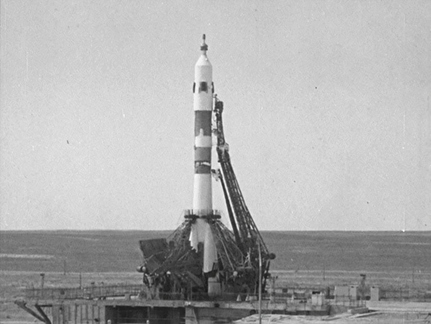 Ракета-носитель на стартовом комплексе, архивный снимок