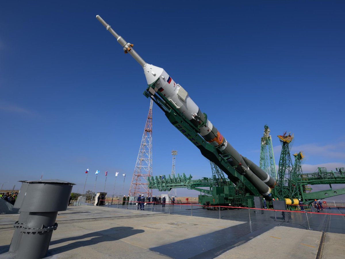 Установка ракеты-носителя «Союз» на стартовом комплексе