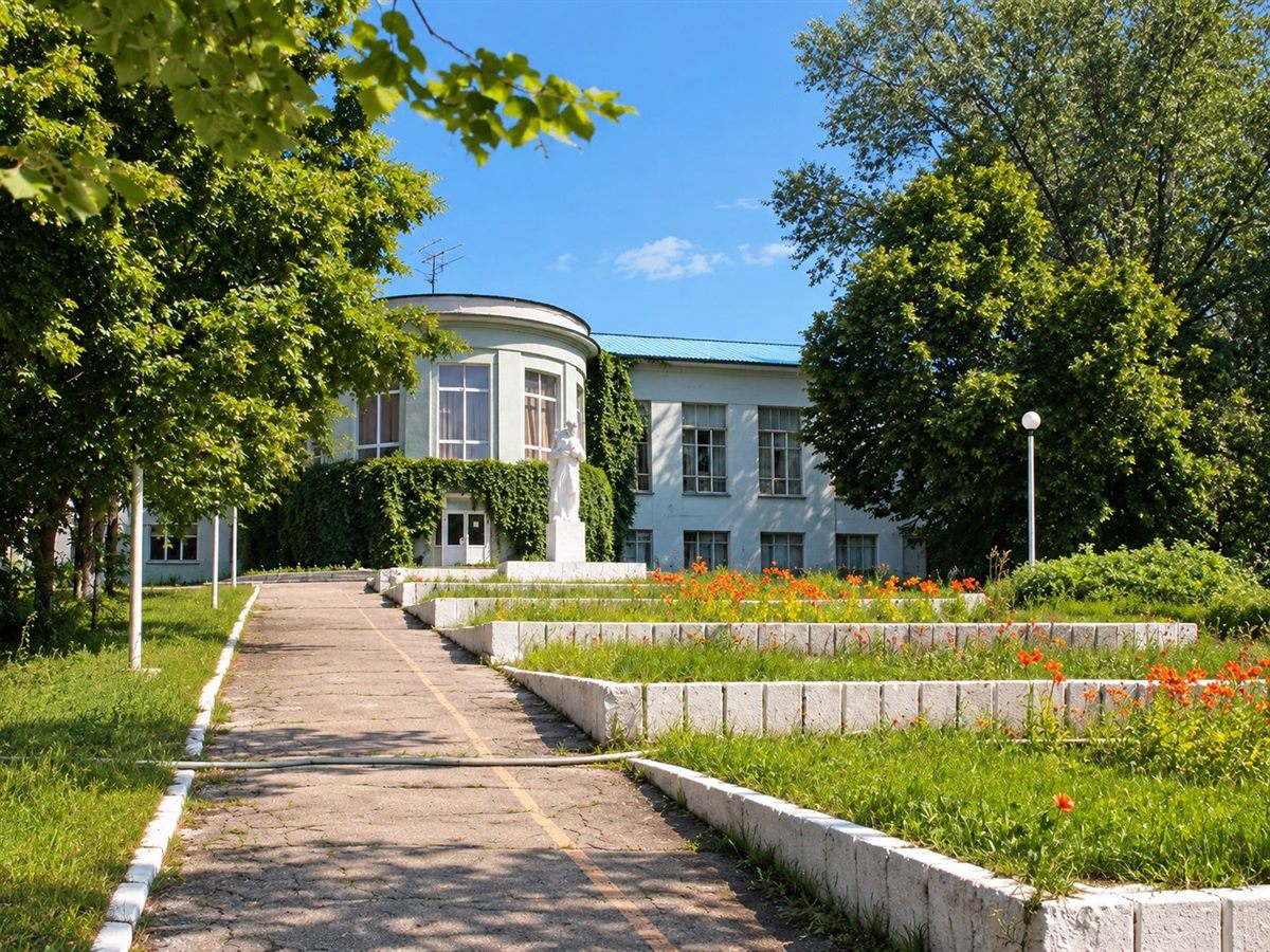 Аллея с клумбами к корпусу ЛОЦ «Космос»