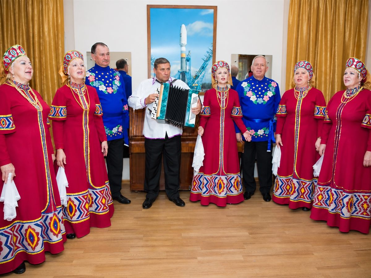 Фольклорный ансамбль ветеранов с баянистом