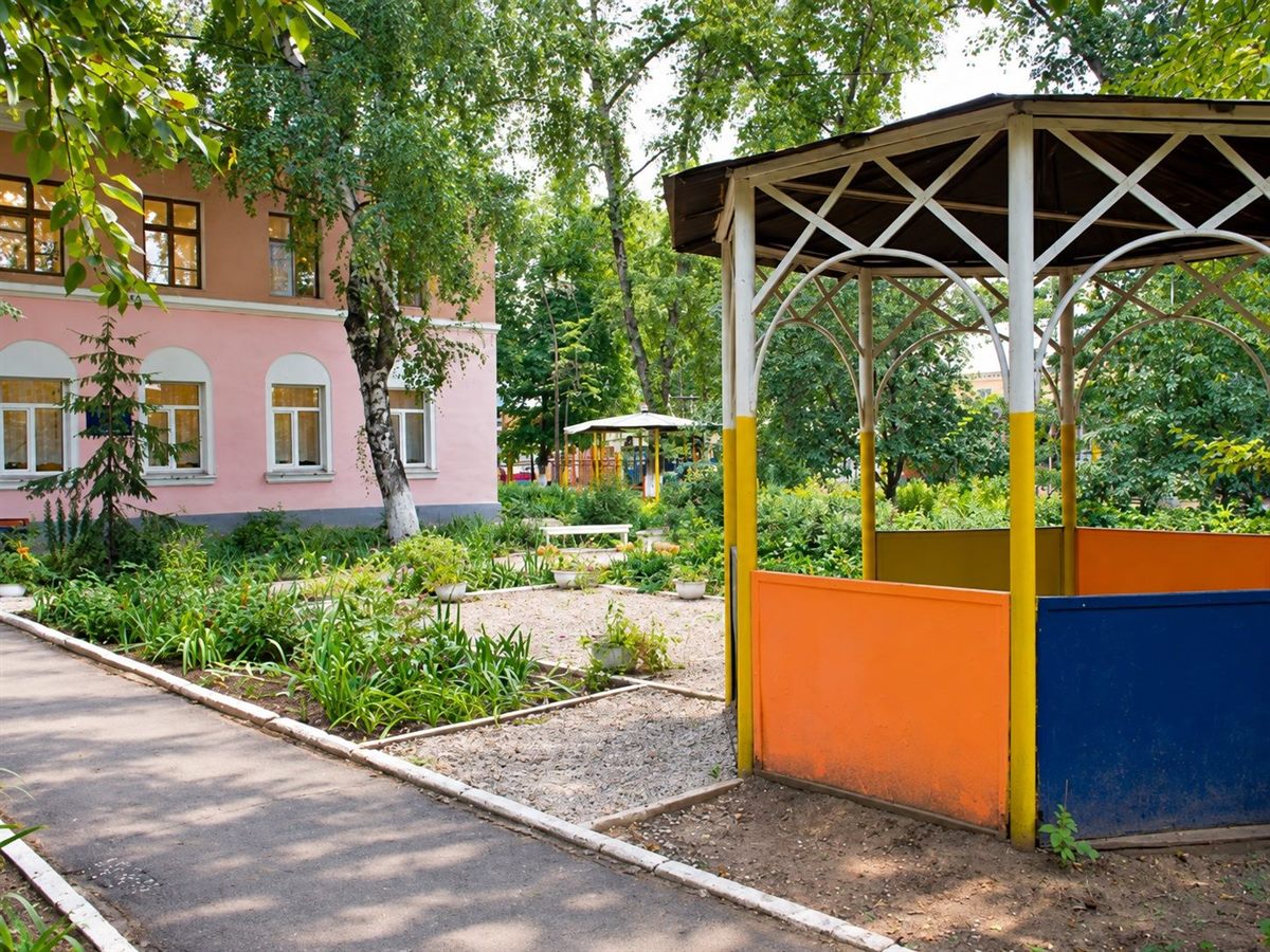 Двор Дома ветеранов с беседкой