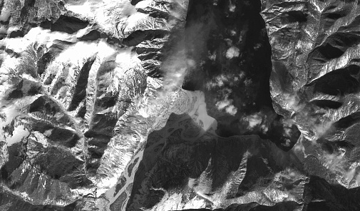 Космический снимок горного района с долиной реки