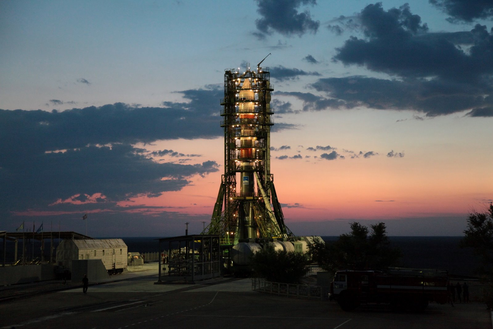 Ракета-носитель «Союз-2» на стартовом комплексе вечером